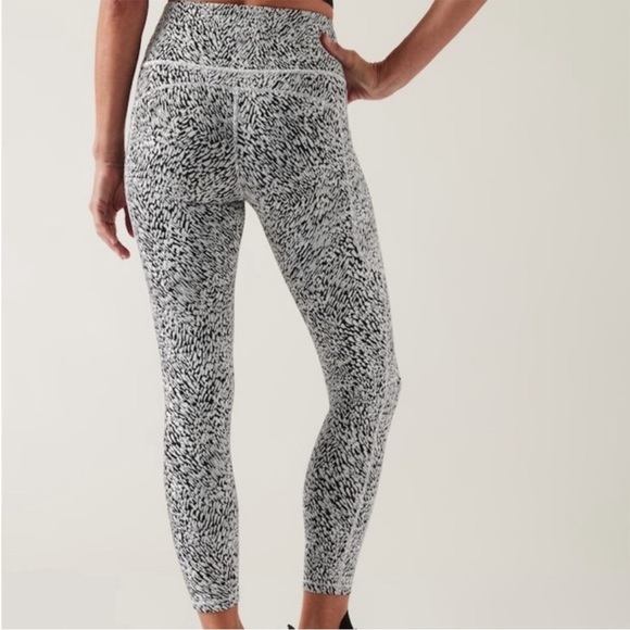 Athleta Ultimate Stash II Textured 7/8 Tight - Picture 3 of 13
